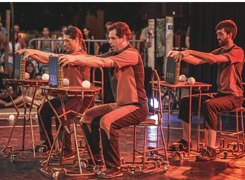 Kobrea eta malabareak oinarri dituen zirkua gaur Errebal plazan