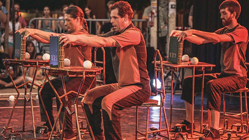 Kobrea eta malabareak oinarri dituen zirkua gaur Errebal plazan