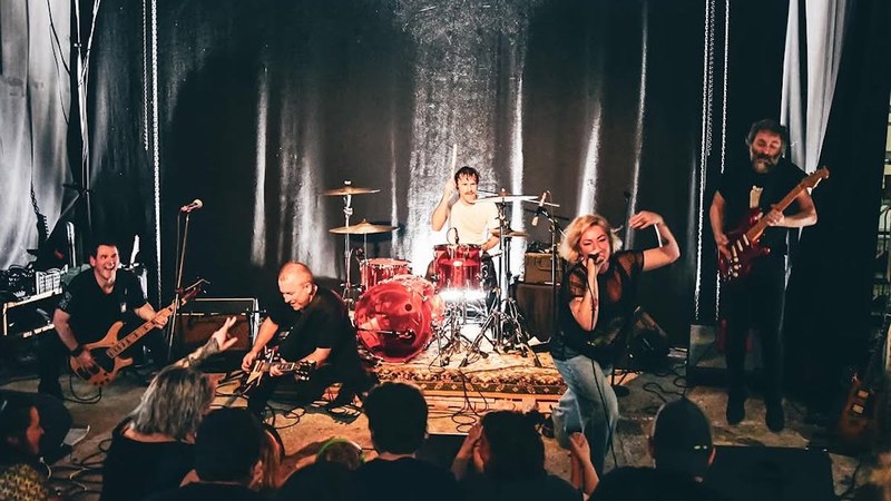 KOKEIN: “Beti gaude bata bestearengandik hurbil, horrek egin gaitu familia eta lagun”