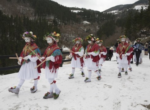 Koko-dantzak, Eguen Zurixari atia zabaltzen