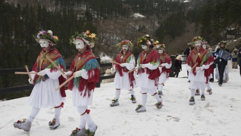 Koko-dantzak, Eguen Zurixari atia zabaltzen