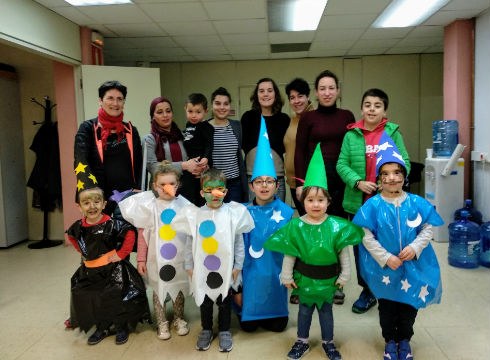 Koko-jantziak prestatzen Barixakuak Jolasian