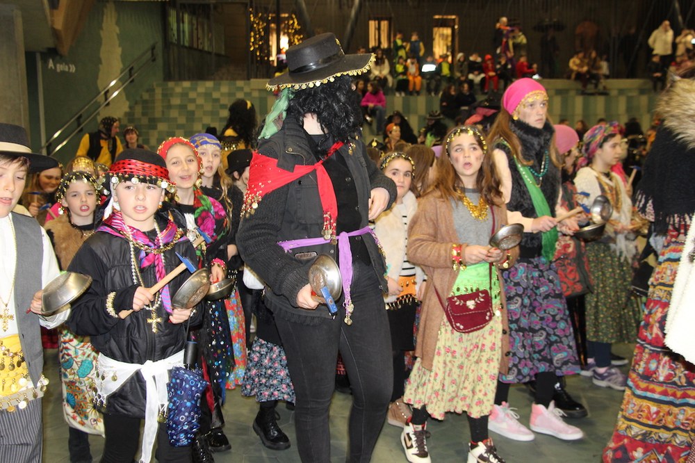 Koko jantzita denak balio du Aratosteak jo eta su ospatzeko