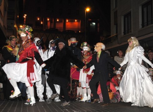 Koko-marru eta koko-dantzariek baserrietatik kalera eraman zituzten Aratosteak