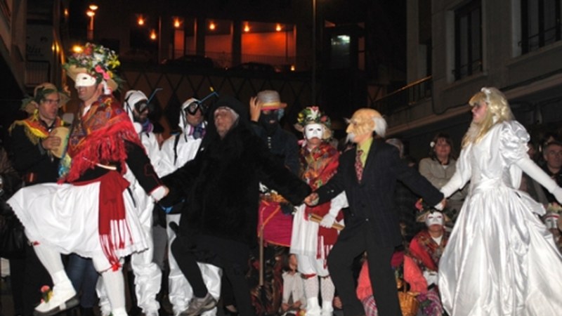 Koko-marru eta koko-dantzariek baserrietatik kalera eraman zituzten Aratosteak