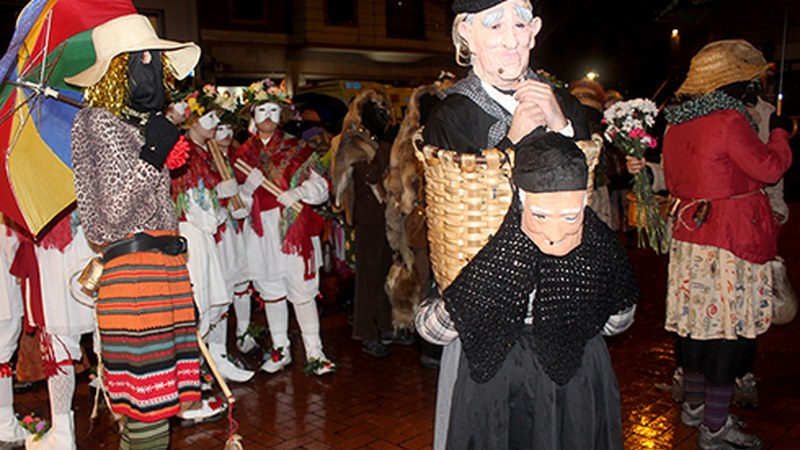 Koko-marru eta koko-dantzariek euria izan zuten lagun zapatuan, goizean goizetik