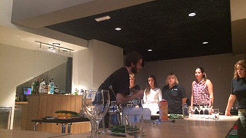 Koktel ikastaroa izan genuen Ostalariak Bernetan-eko kideentzat