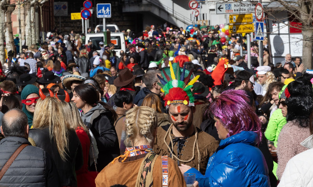 Kolorea eta festa lehian: bueltan dira Aratosteetako kuadrillen eta ondoen apaindutako tabernen lehiaketak