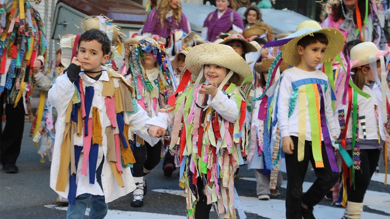 Kolorez eta irribarrez bete da Eibarko erdigunea Eguen Zuri egunean