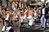 Kolorez eta irribarrez bete da Eibarko erdigunea Eguen Zuri egunean