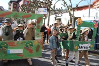 Kolorez eta irribarrez bete da Eibarko erdigunea Eguen Zuri egunean