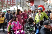 Kolorez eta irribarrez bete da Eibarko erdigunea Eguen Zuri egunean