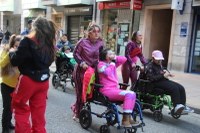 Kolorez eta irribarrez bete da Eibarko erdigunea Eguen Zuri egunean