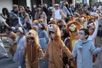 Kolorez eta irribarrez bete da Eibarko erdigunea Eguen Zuri egunean