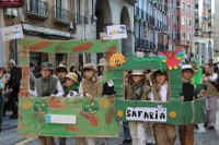 Kolorez eta irribarrez bete da Eibarko erdigunea Eguen Zuri egunean