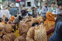 Kolorez eta irribarrez bete da Eibarko erdigunea Eguen Zuri egunean