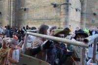 Kolorez eta irribarrez bete da Eibarko erdigunea Eguen Zuri egunean