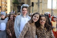 Kolorez eta irribarrez bete da Eibarko erdigunea Eguen Zuri egunean