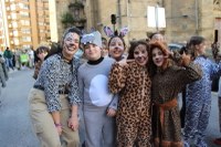 Kolorez eta irribarrez bete da Eibarko erdigunea Eguen Zuri egunean