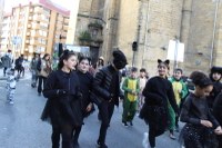 Kolorez eta irribarrez bete da Eibarko erdigunea Eguen Zuri egunean