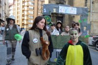 Kolorez eta irribarrez bete da Eibarko erdigunea Eguen Zuri egunean