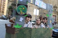 Kolorez eta irribarrez bete da Eibarko erdigunea Eguen Zuri egunean