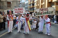 Kolorez eta irribarrez bete da Eibarko erdigunea Eguen Zuri egunean