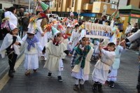 Kolorez eta irribarrez bete da Eibarko erdigunea Eguen Zuri egunean