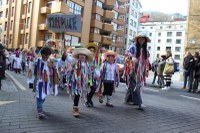 Kolorez eta irribarrez bete da Eibarko erdigunea Eguen Zuri egunean