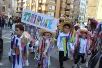 Kolorez eta irribarrez bete da Eibarko erdigunea Eguen Zuri egunean