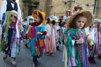 Kolorez eta irribarrez bete da Eibarko erdigunea Eguen Zuri egunean