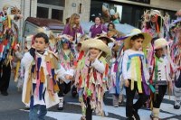 Kolorez eta irribarrez bete da Eibarko erdigunea Eguen Zuri egunean