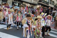 Kolorez eta irribarrez bete da Eibarko erdigunea Eguen Zuri egunean