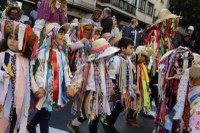 Kolorez eta irribarrez bete da Eibarko erdigunea Eguen Zuri egunean