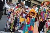 Kolorez eta irribarrez bete da Eibarko erdigunea Eguen Zuri egunean