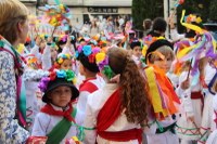 Kolorez eta irribarrez bete da Eibarko erdigunea Eguen Zuri egunean