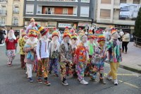 Kolorez eta irribarrez bete da Eibarko erdigunea Eguen Zuri egunean