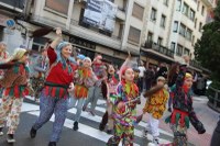 Kolorez eta irribarrez bete da Eibarko erdigunea Eguen Zuri egunean