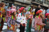 Kolorez eta irribarrez bete da Eibarko erdigunea Eguen Zuri egunean