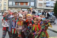 Kolorez eta irribarrez bete da Eibarko erdigunea Eguen Zuri egunean