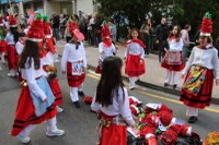 Kolorez eta irribarrez bete da Eibarko erdigunea Eguen Zuri egunean