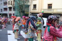 Kolorez eta irribarrez bete da Eibarko erdigunea Eguen Zuri egunean