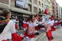 Kolorez eta irribarrez bete da Eibarko erdigunea Eguen Zuri egunean