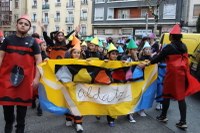 Kolorez eta irribarrez bete da Eibarko erdigunea Eguen Zuri egunean