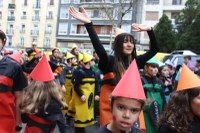 Kolorez eta irribarrez bete da Eibarko erdigunea Eguen Zuri egunean