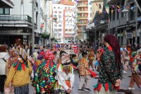 Kolorez eta irribarrez bete da Eibarko erdigunea Eguen Zuri egunean