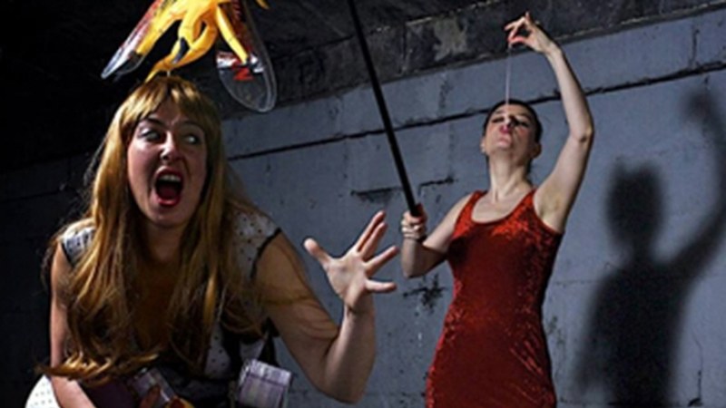 Komedia beltza taularatuko du Katastrofenek gaztetxean gaur arratsaldean