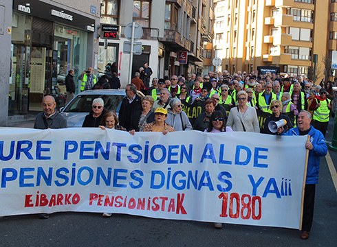 Konfinamenduan egon arren, pentsiodunek ez dituzte euren aldarrikapenak ahaztu