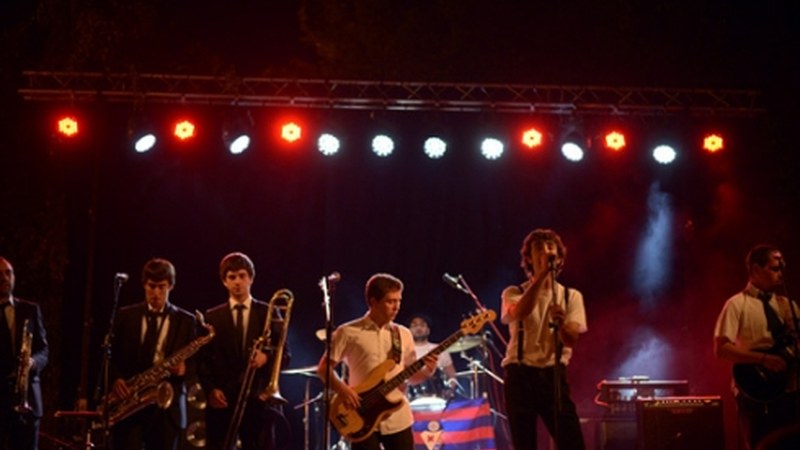 Kontzertu hirukoitza zapatu gauean Txaltxa Zelaian