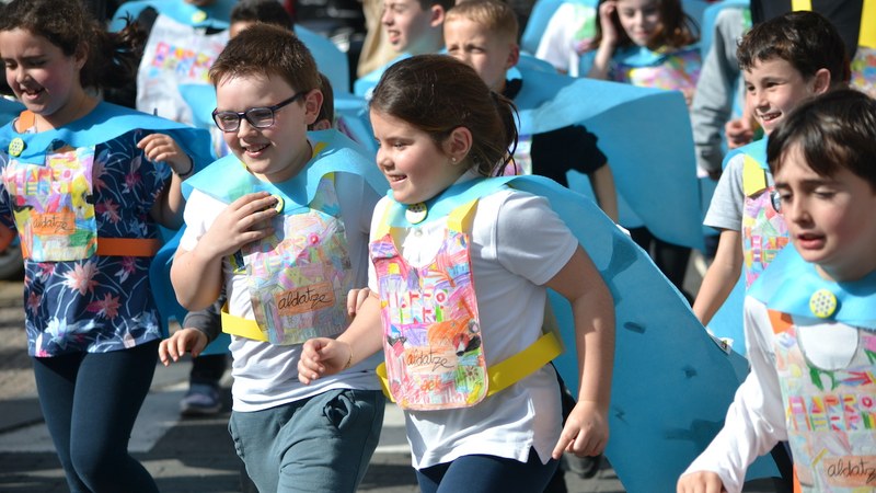 Korrika Txikia ospatu dute gaur arratsaldean herriko ikastetxeetako umeek